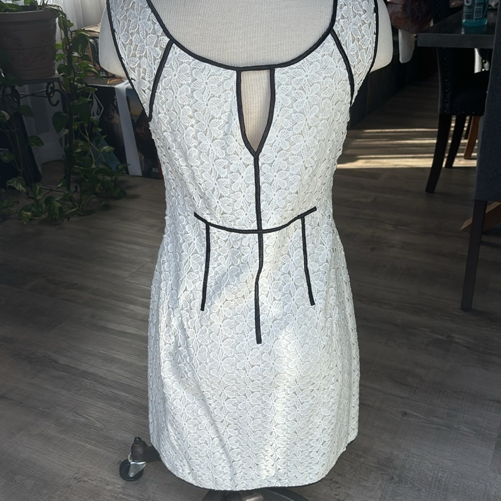 Yoana Barashi beautiful laci dress with black trim - Picture 4 of 5